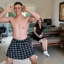 Chicos en falda 28
