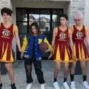Chicos en falda 24