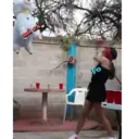 Niña bailando en piscina 5