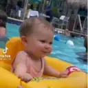 Niña bailando en piscina 2