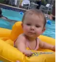 Niña bailando en piscina 3