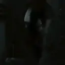 Figura Espeluznante en la Oscuridad