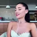 Ariana Grande mov 17